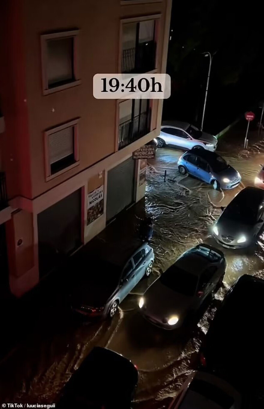 Συγκλονιστικό βίντεο από τη Βαλένθια:  Πώς μέσα σε 33 λεπτά οι δρόμοι μετατράπηκαν σε ποτάμια