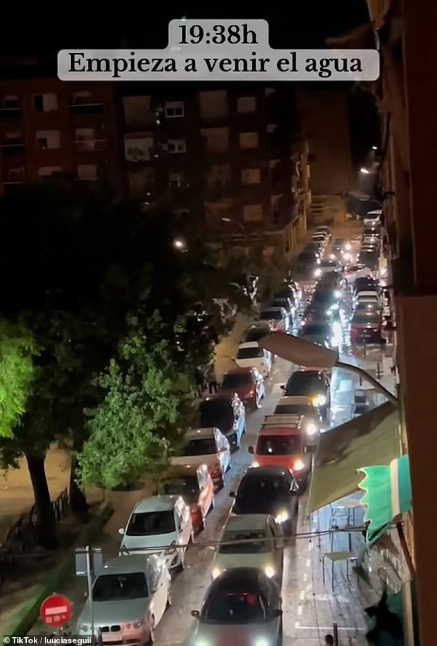 Συγκλονιστικό βίντεο από τη Βαλένθια:  Πώς μέσα σε 33 λεπτά οι δρόμοι μετατράπηκαν σε ποτάμια