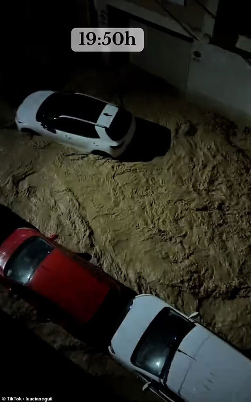 Συγκλονιστικό βίντεο από τη Βαλένθια:  Πώς μέσα σε 33 λεπτά οι δρόμοι μετατράπηκαν σε ποτάμια