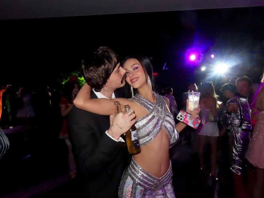 Μπρούκλιν Μπέκαμ - Νίκολα Πελτζ: Ντύθηκαν Σόνι και Σερ για το Χαλογουίν 