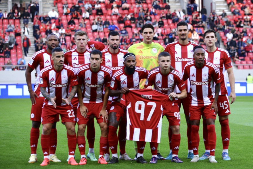 Ολυμπιακός: Οι συμπαίκτες του κράτησαν τη φανέλα του άτυχου Γιαζίτζι πριν τη σέντρα του αγώνα με τον Πανσερραϊκό 