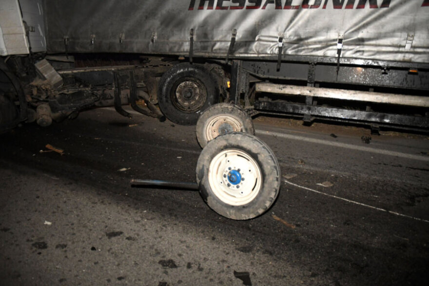 Λάρισα - «Το ΙΧ έκανε προσπέραση, έπεσε στη ρόδα του τρακτέρ... Η νταλίκα το έκοψε στη μέση»: Σοκάρει ξάδερφος του 35χρονου για την καραμπόλα