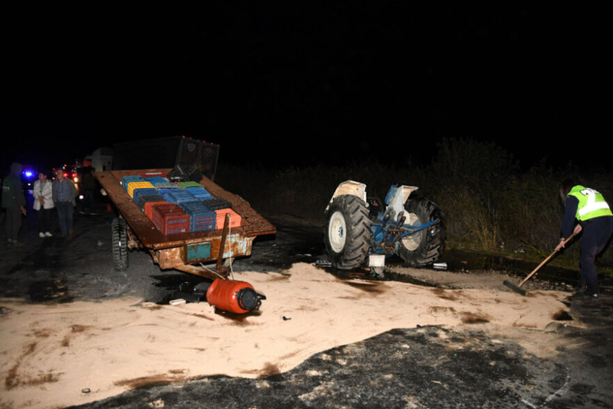 Λάρισα - «Το ΙΧ έκανε προσπέραση, έπεσε στη ρόδα του τρακτέρ... Η νταλίκα το έκοψε στη μέση»: Σοκάρει ξάδερφος του 35χρονου για την καραμπόλα