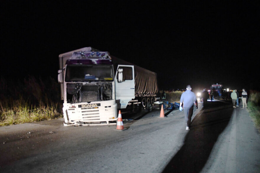 Λάρισα - «Το ΙΧ έκανε προσπέραση, έπεσε στη ρόδα του τρακτέρ... Η νταλίκα το έκοψε στη μέση»: Σοκάρει ξάδερφος του 35χρονου για την καραμπόλα