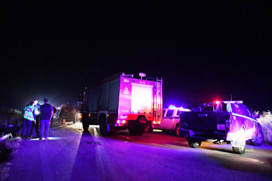 Λάρισα - «Το ΙΧ έκανε προσπέραση, έπεσε στη ρόδα του τρακτέρ... Η νταλίκα το έκοψε στη μέση»: Σοκάρει ξάδερφος του 35χρονου για την καραμπόλα