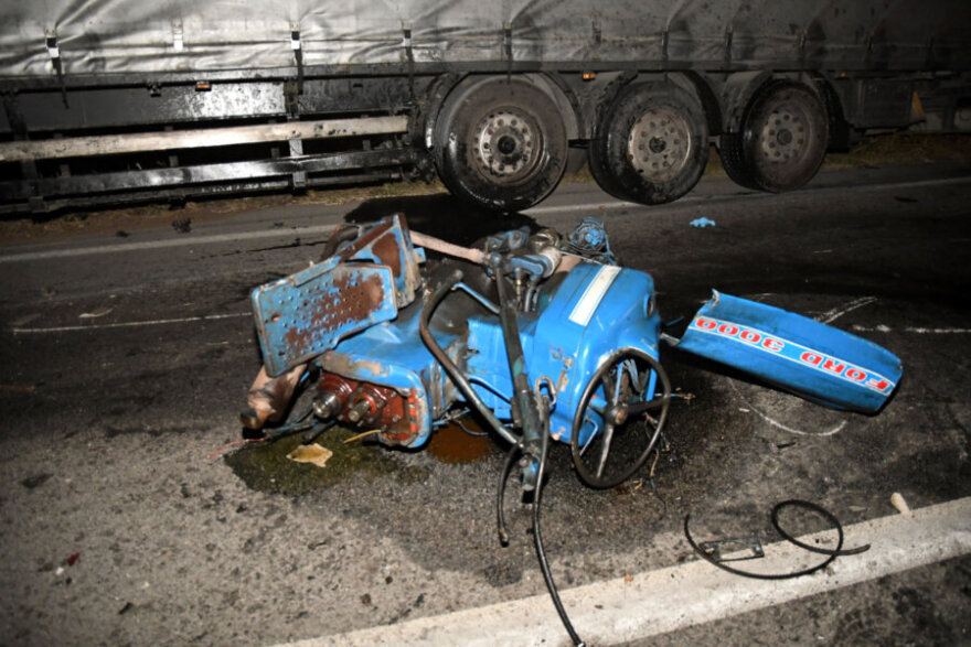 Λάρισα - «Το ΙΧ έκανε προσπέραση, έπεσε στη ρόδα του τρακτέρ... Η νταλίκα το έκοψε στη μέση»: Σοκάρει ξάδερφος του 35χρονου για την καραμπόλα