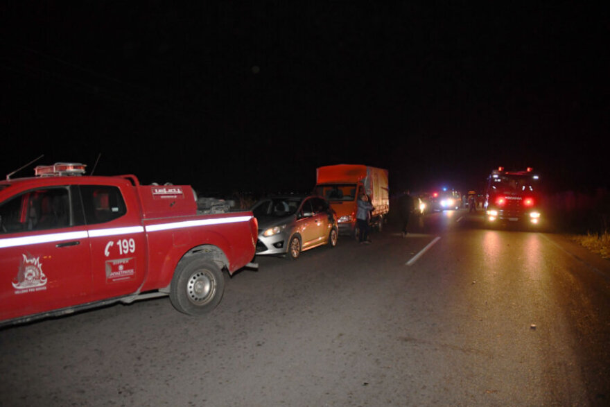 Λάρισα - «Το ΙΧ έκανε προσπέραση, έπεσε στη ρόδα του τρακτέρ... Η νταλίκα το έκοψε στη μέση»: Σοκάρει ξάδερφος του 35χρονου για την καραμπόλα