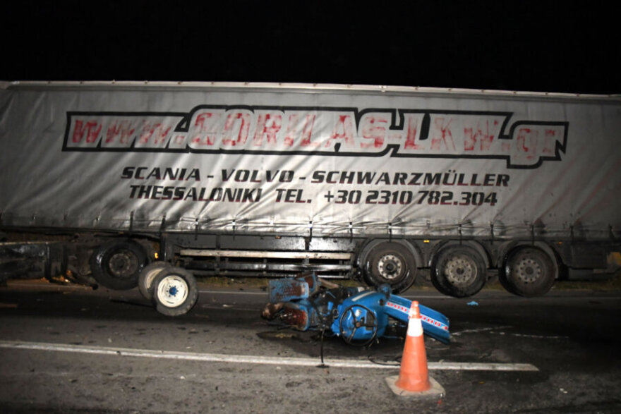 Λάρισα - «Το ΙΧ έκανε προσπέραση, έπεσε στη ρόδα του τρακτέρ... Η νταλίκα το έκοψε στη μέση»: Σοκάρει ξάδερφος του 35χρονου για την καραμπόλα