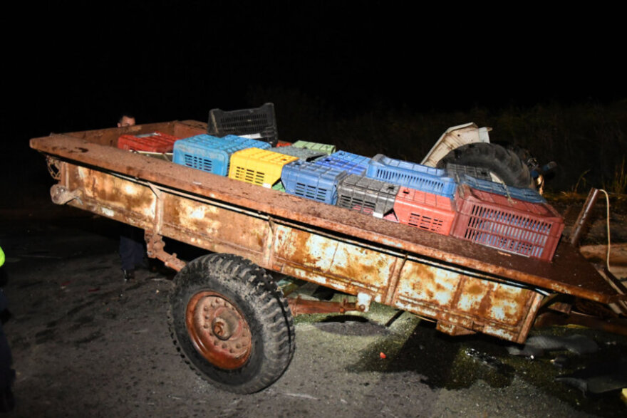 Λάρισα - «Το ΙΧ έκανε προσπέραση, έπεσε στη ρόδα του τρακτέρ... Η νταλίκα το έκοψε στη μέση»: Σοκάρει ξάδερφος του 35χρονου για την καραμπόλα