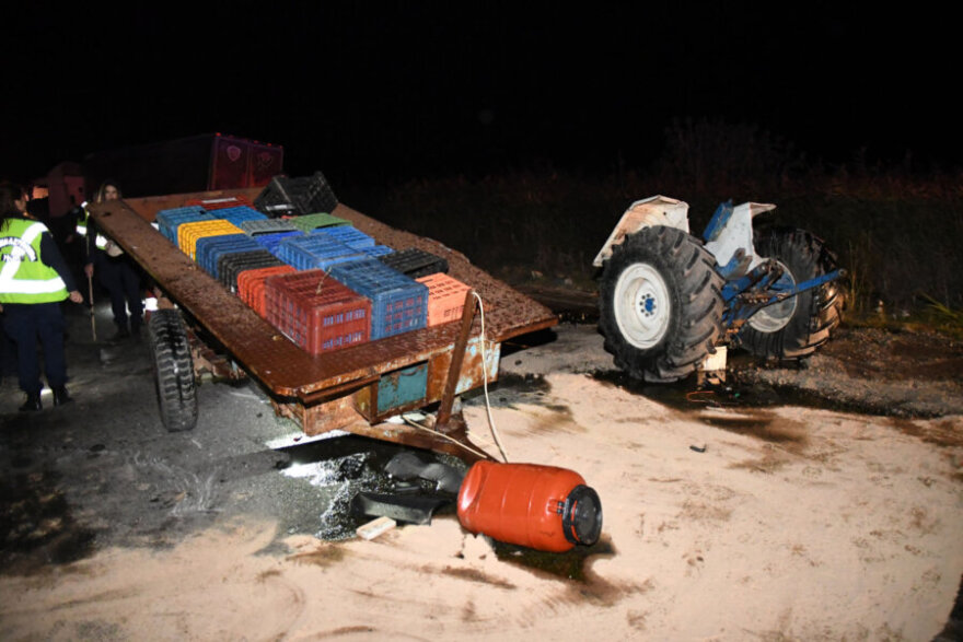 Λάρισα - «Το ΙΧ έκανε προσπέραση, έπεσε στη ρόδα του τρακτέρ... Η νταλίκα το έκοψε στη μέση»: Σοκάρει ξάδερφος του 35χρονου για την καραμπόλα