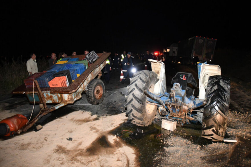Λάρισα - «Το ΙΧ έκανε προσπέραση, έπεσε στη ρόδα του τρακτέρ... Η νταλίκα το έκοψε στη μέση»: Σοκάρει ξάδερφος του 35χρονου για την καραμπόλα