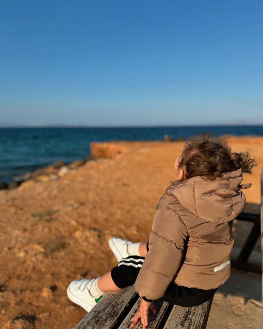 Ιωάννα Μαλέσκου: Φωτογραφίζει την κόρη της σε βόλτα στη θάλασσα 