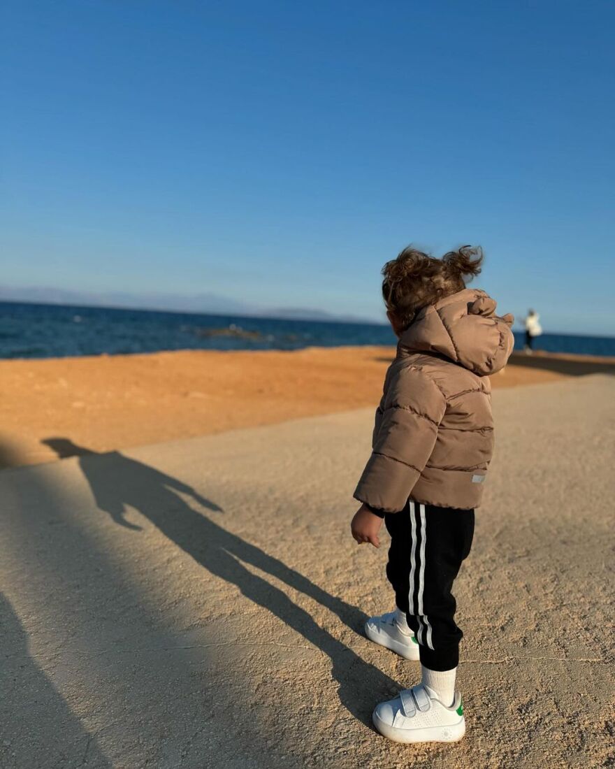 Ιωάννα Μαλέσκου: Φωτογραφίζει την κόρη της σε βόλτα στη θάλασσα 