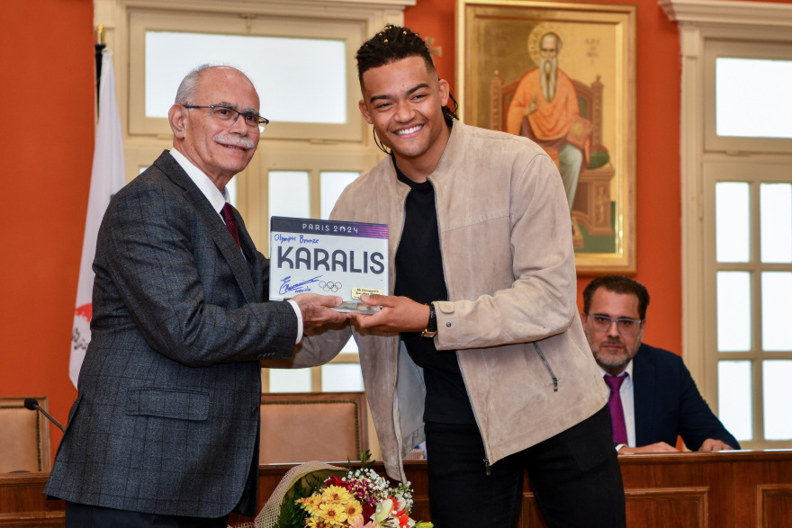 Εμμανουήλ Καραλής: Του απονεμήθηκε το «χρυσό κλειδί» της πόλης του Πύργου - Βίντεο, φωτογραφίες 