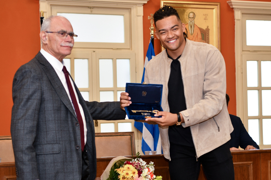 Εμμανουήλ Καραλής: Του απονεμήθηκε το «χρυσό κλειδί» της πόλης του Πύργου - Βίντεο, φωτογραφίες 