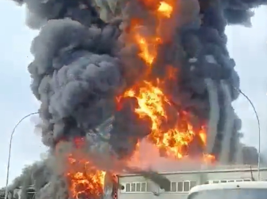 Κύπρος: Φωτιά σε εργοστάσιο στη Λάρνακα – Μαύρος καπνός σκέπασε την πόλη