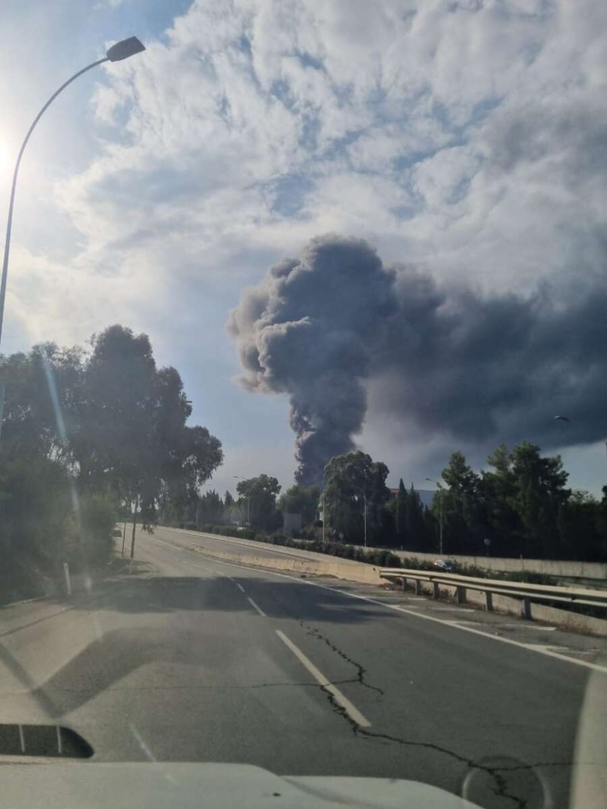 Κύπρος: Φωτιά σε εργοστάσιο στη Λάρνακα – Μαύρος καπνός σκέπασε την πόλη