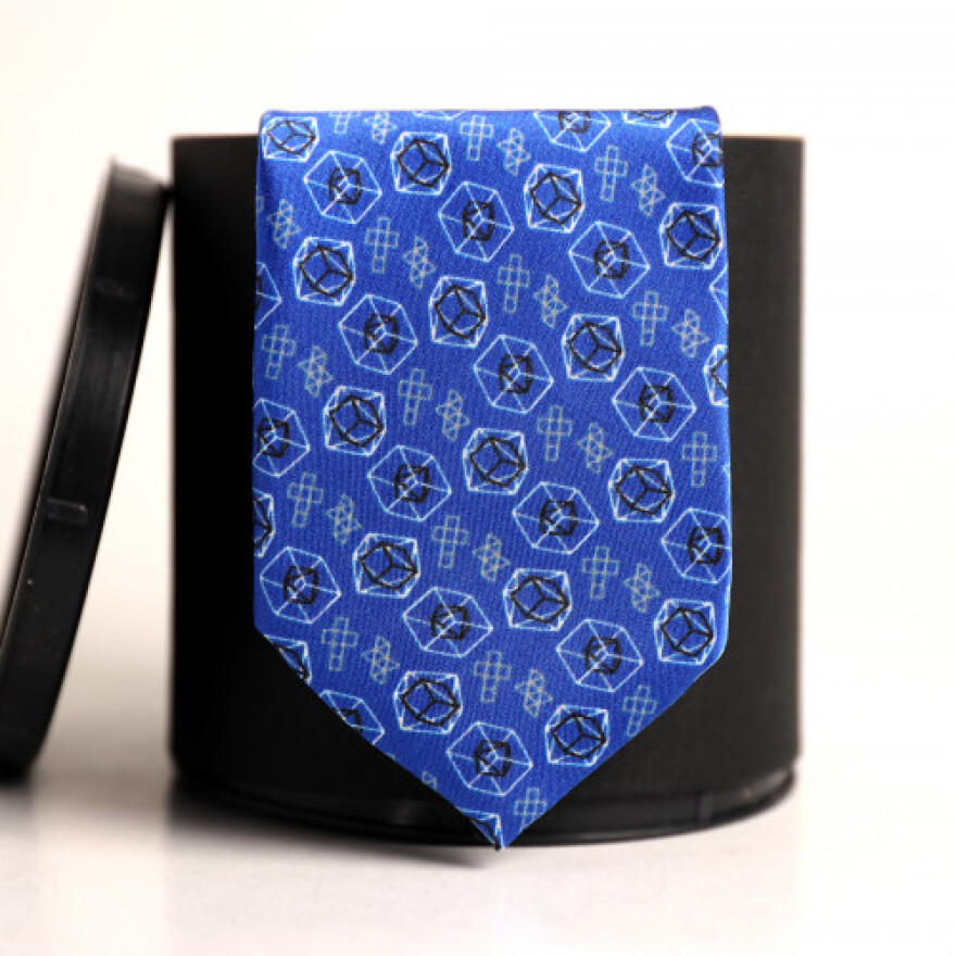 ΕΚΠΑ: Σωκράτης και Πλάτωνας σε t-shirt, Πυθαγόρας και Αριστοτέλης σε μπρελόκ - Τι μπορεί να βρεις στο νέο κατάστημα