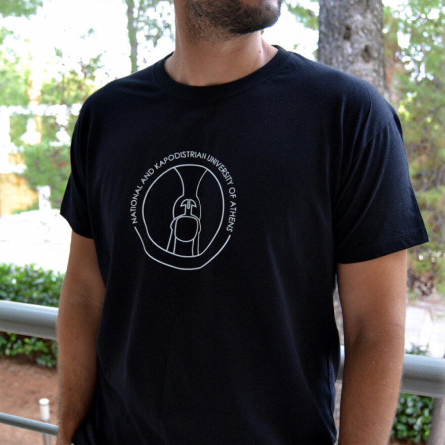 ΕΚΠΑ: Σωκράτης και Πλάτωνας σε t-shirt, Πυθαγόρας και Αριστοτέλης σε μπρελόκ - Τι μπορεί να βρεις στο νέο κατάστημα