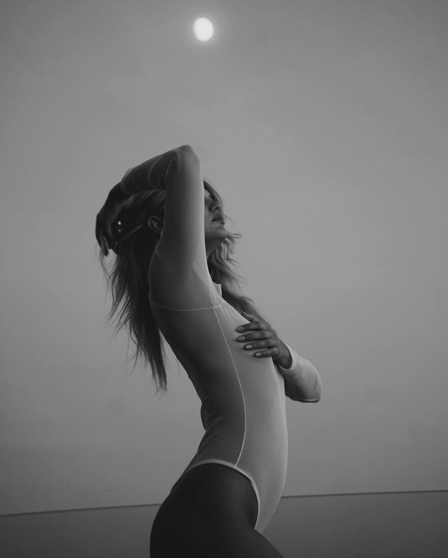 Κλέλια Ανδριολάτου: Αποχαιρετά το καλοκαίρι με διαφανές λευκό κορμάκι