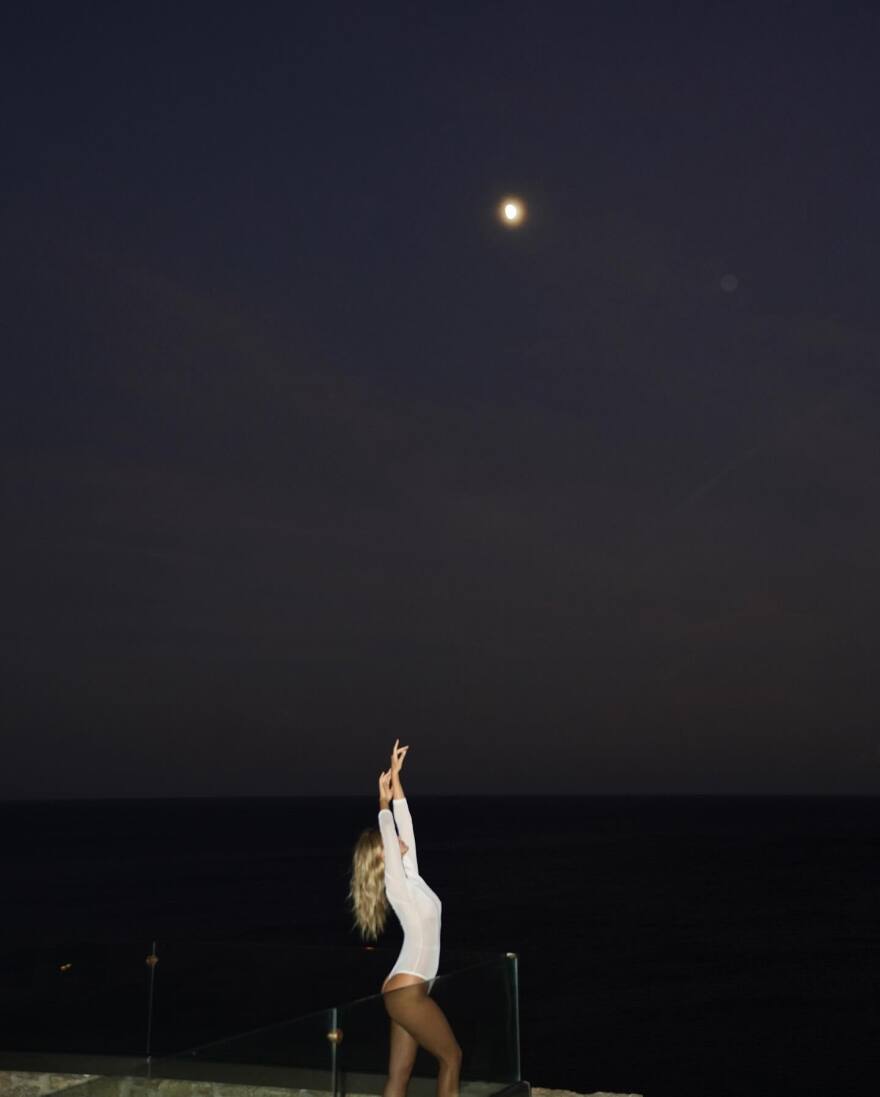 Κλέλια Ανδριολάτου: Αποχαιρετά το καλοκαίρι με διαφανές λευκό κορμάκι