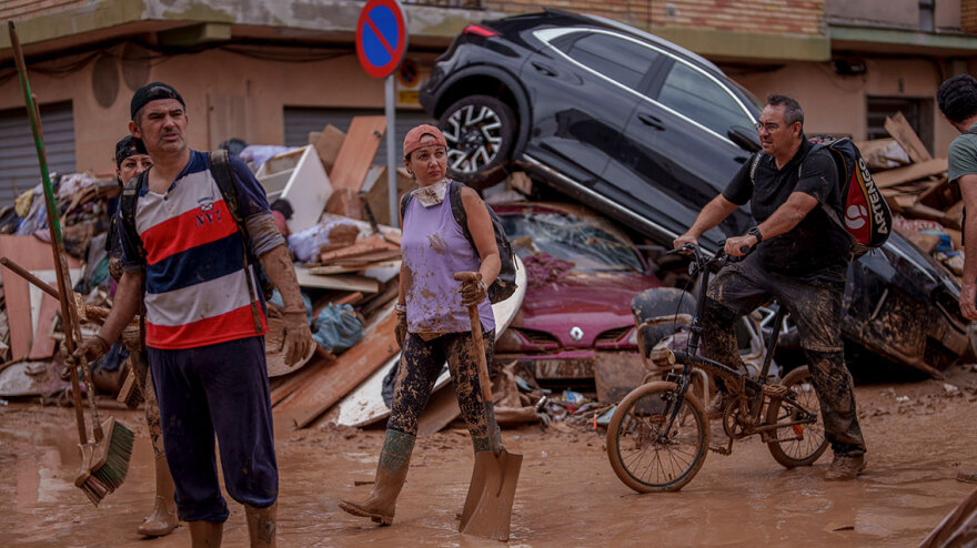 Πλημμύρες στην Ισπανία: Οι κάτοικοι ετοιμάζονται για νέο κύκλο σφοδρών βροχοπτώσεων - Ηχεί ξανά κόκκινος συναγερμός 