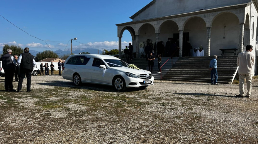 Σπαραγμός στο τελευταίο αντίο στον 20χρονο Άκη που σκοτώθηκε σε τροχαίο στο Αγρίνιο