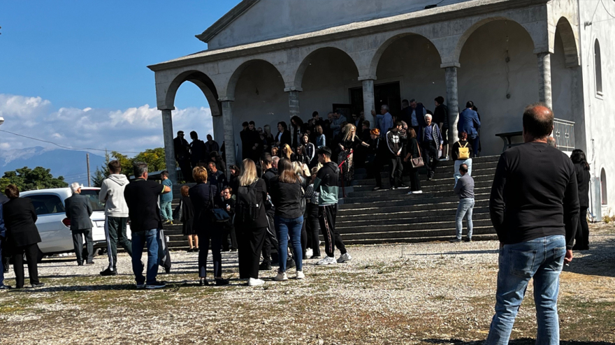 Σπαραγμός στο τελευταίο αντίο στον 20χρονο Άκη που σκοτώθηκε σε τροχαίο στο Αγρίνιο
