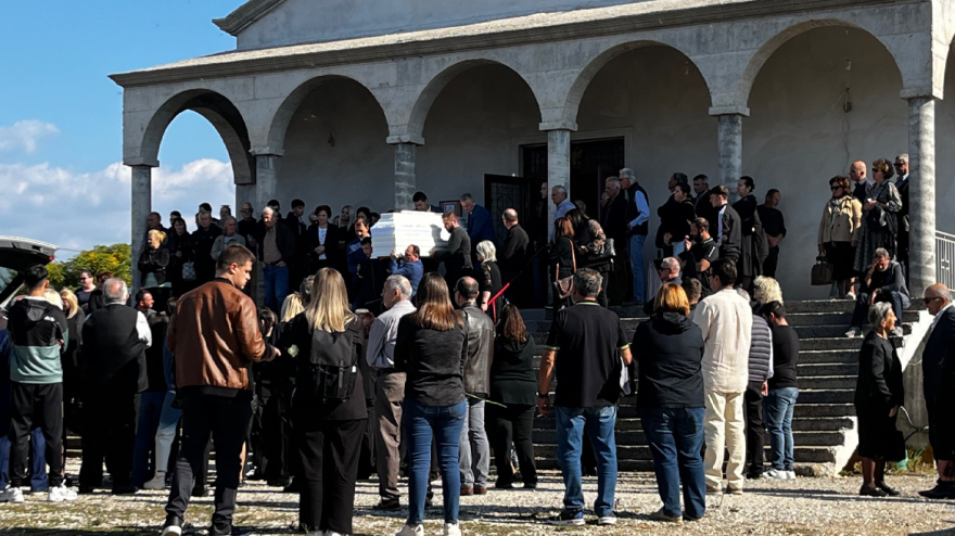 Σπαραγμός στο τελευταίο αντίο στον 20χρονο Άκη που σκοτώθηκε σε τροχαίο στο Αγρίνιο