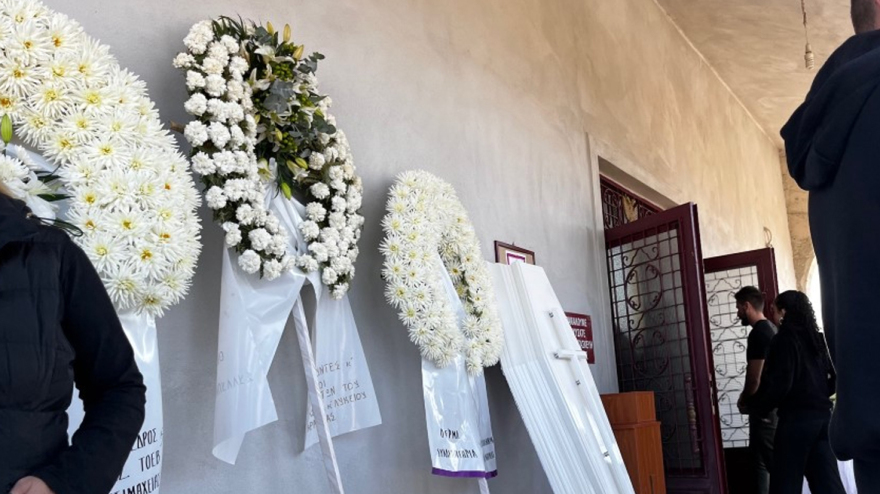 Σπαραγμός στο τελευταίο αντίο στον 20χρονο Άκη που σκοτώθηκε σε τροχαίο στο Αγρίνιο