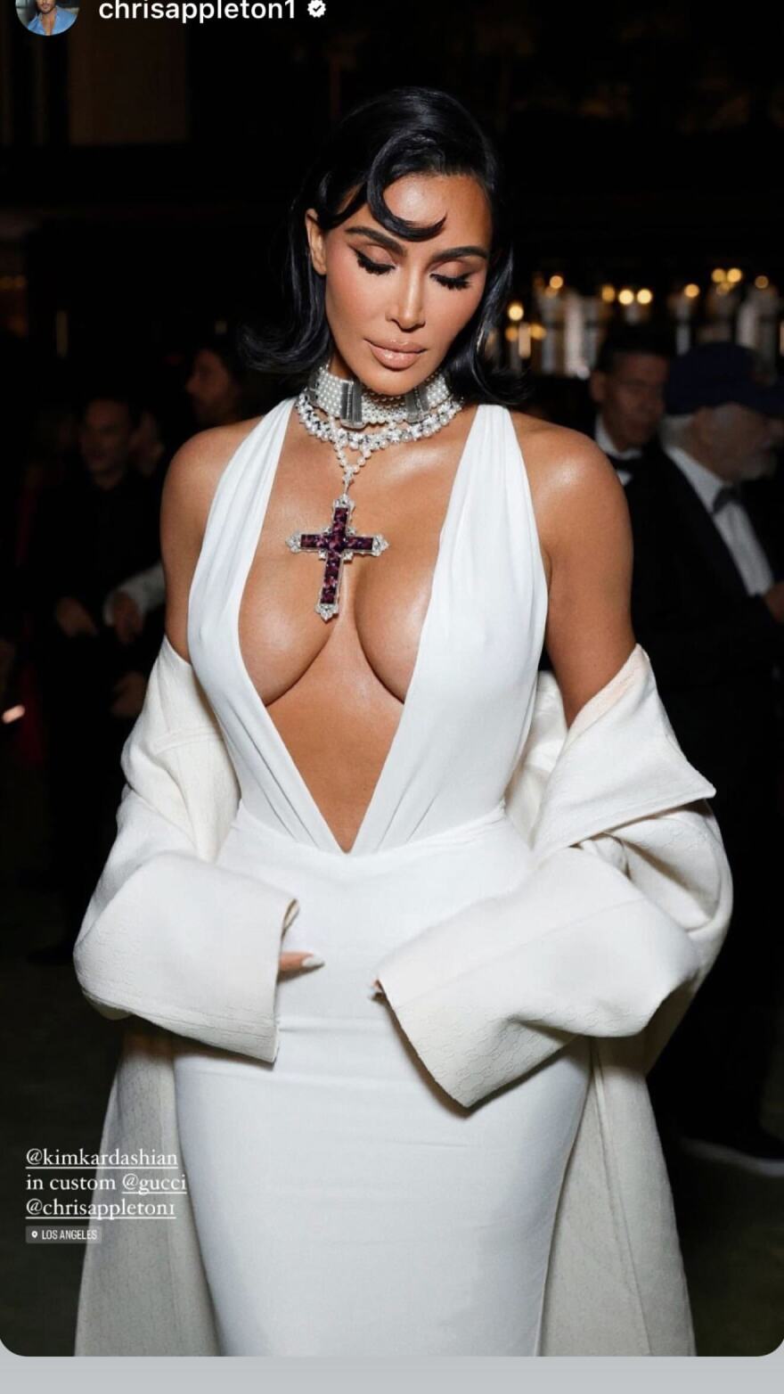 Κιμ Καρντάσιαν: Έξαλλοι οι Βρετανοί γιατί φόρεσε με ένα αβυσσαλέο ντεκολτέ το κολιέ με τον σταυρό της Νταϊάνα
