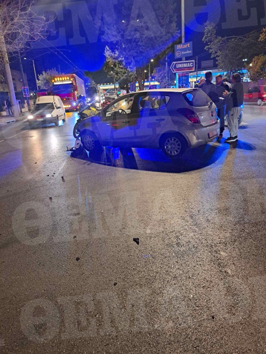 Τροχαίο στην Πέτρου Ράλλη -  Σοβαρά τραυματισμένος μοτοσικλετιστής έπειτα από σύγκρουση με ΙΧ, δείτε φωτογραφίες