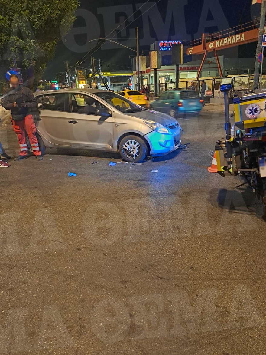 Τροχαίο στην Πέτρου Ράλλη -  Σοβαρά τραυματισμένος μοτοσικλετιστής έπειτα από σύγκρουση με ΙΧ, δείτε φωτογραφίες