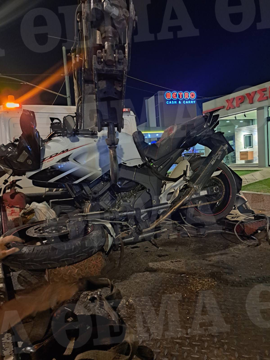 Τροχαίο στην Πέτρου Ράλλη -  Σοβαρά τραυματισμένος μοτοσικλετιστής έπειτα από σύγκρουση με ΙΧ, δείτε φωτογραφίες
