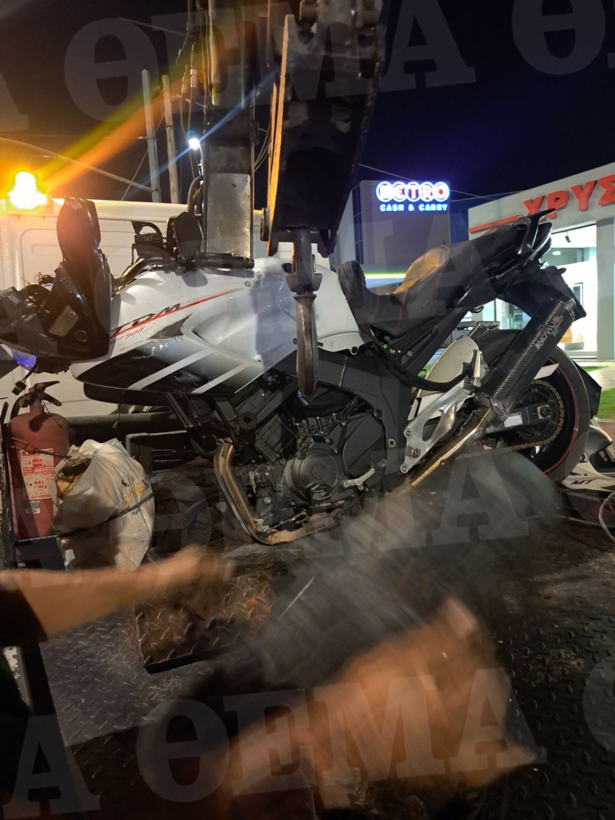 Τροχαίο στην Πέτρου Ράλλη -  Σοβαρά τραυματισμένος μοτοσικλετιστής έπειτα από σύγκρουση με ΙΧ, δείτε φωτογραφίες