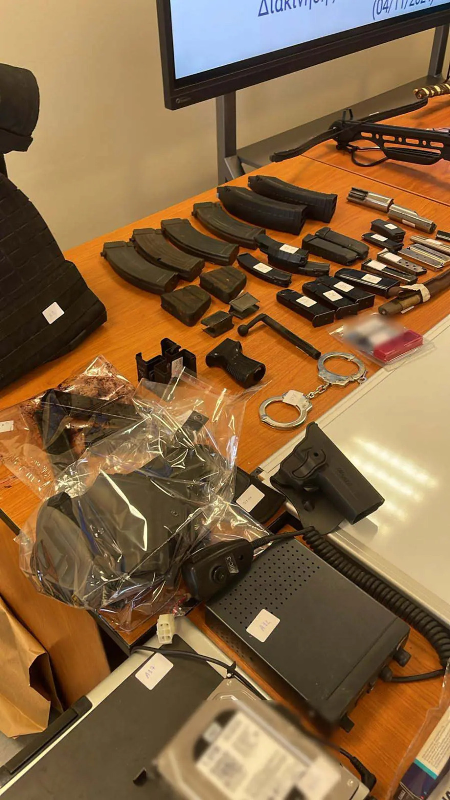 Βρέθηκε οπλοστάσιο στη Δυτική Αττική με αμμωνιοδυναμίτιδα, πυροκροτητές και αυτόματα - Δείτε φωτογραφίες