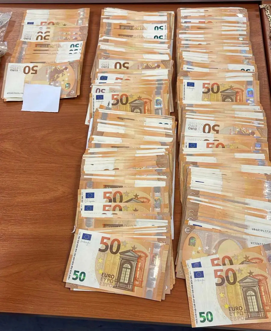 Βρέθηκε οπλοστάσιο στη Δυτική Αττική με αμμωνιοδυναμίτιδα, πυροκροτητές και αυτόματα - Δείτε φωτογραφίες