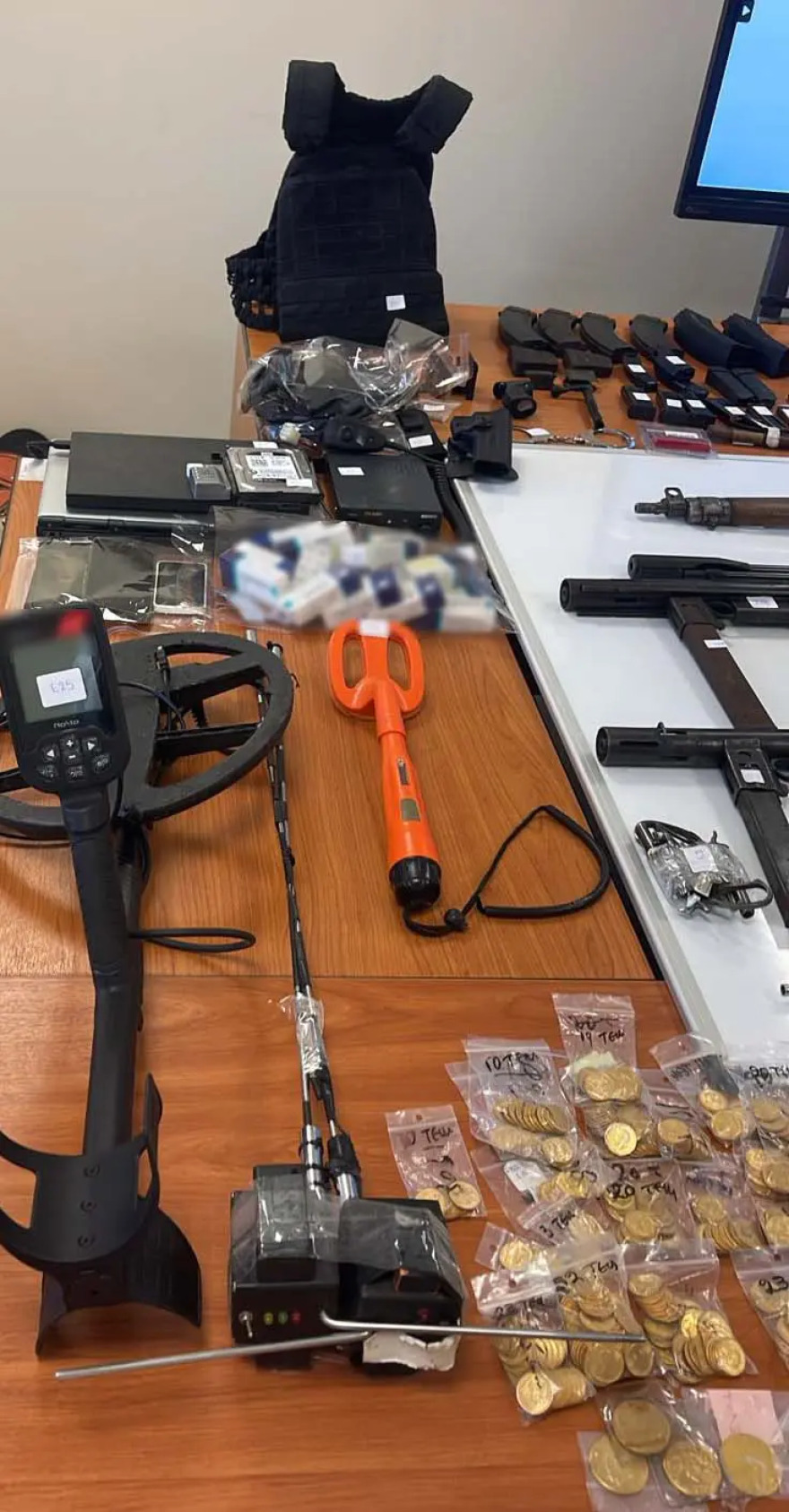 Βρέθηκε οπλοστάσιο στη Δυτική Αττική με αμμωνιοδυναμίτιδα, πυροκροτητές και αυτόματα - Δείτε φωτογραφίες