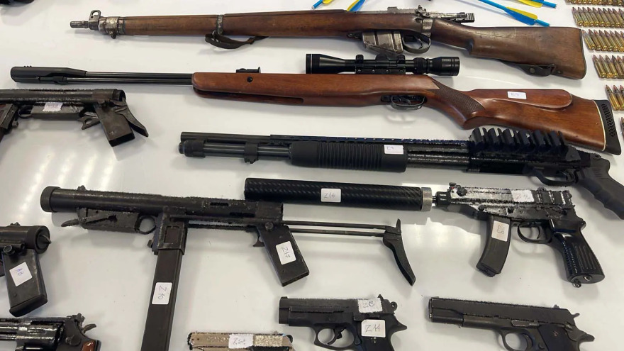 Βρέθηκε οπλοστάσιο στη Δυτική Αττική με αμμωνιοδυναμίτιδα, πυροκροτητές και αυτόματα - Δείτε φωτογραφίες