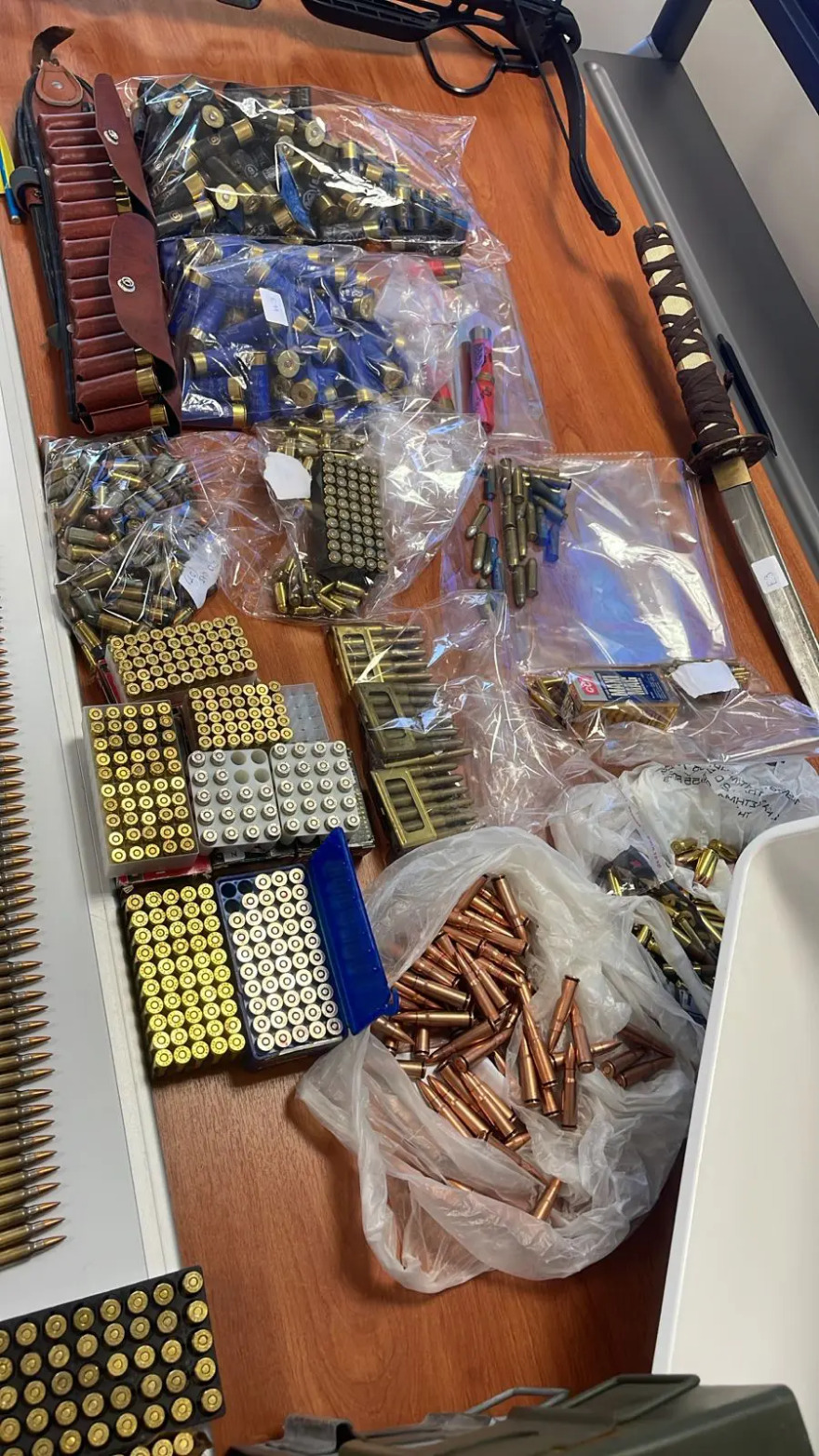 Βρέθηκε οπλοστάσιο στη Δυτική Αττική με αμμωνιοδυναμίτιδα, πυροκροτητές και αυτόματα - Δείτε φωτογραφίες