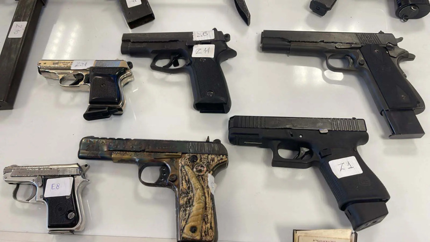 Βρέθηκε οπλοστάσιο στη Δυτική Αττική με αμμωνιοδυναμίτιδα, πυροκροτητές και αυτόματα - Δείτε φωτογραφίες