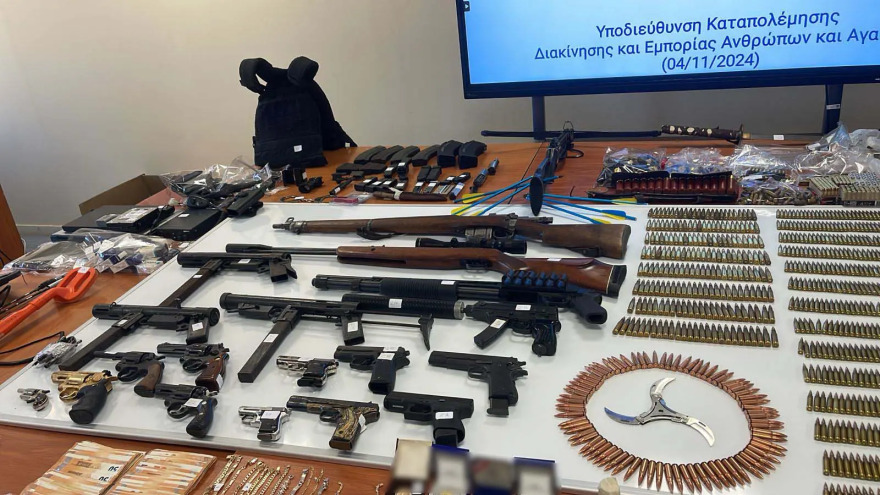 Βρέθηκε οπλοστάσιο στη Δυτική Αττική με αμμωνιοδυναμίτιδα, πυροκροτητές και αυτόματα - Δείτε φωτογραφίες