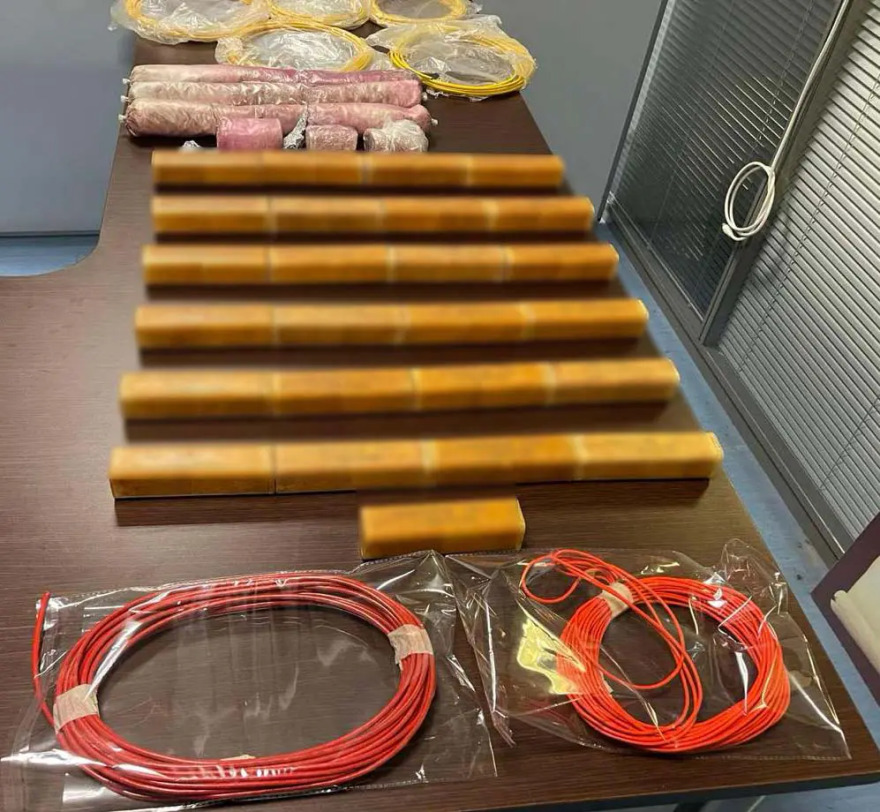 Βρέθηκε οπλοστάσιο στη Δυτική Αττική με αμμωνιοδυναμίτιδα, πυροκροτητές και αυτόματα - Δείτε φωτογραφίες