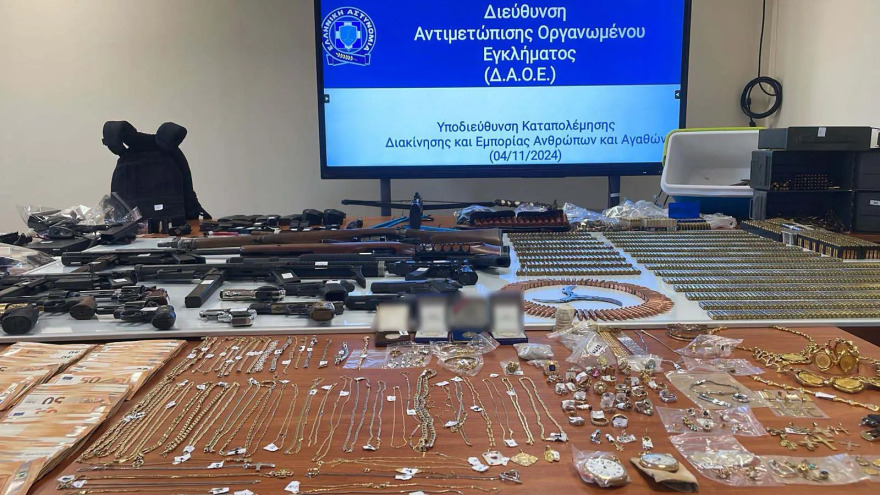 Βρέθηκε οπλοστάσιο στη Δυτική Αττική με αμμωνιοδυναμίτιδα, πυροκροτητές και αυτόματα - Δείτε φωτογραφίες