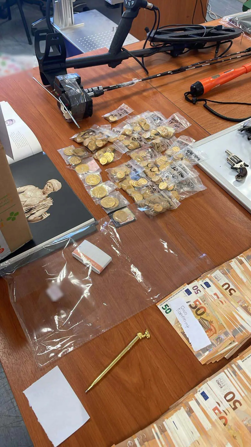 Βρέθηκε οπλοστάσιο στη Δυτική Αττική με αμμωνιοδυναμίτιδα, πυροκροτητές και αυτόματα - Δείτε φωτογραφίες