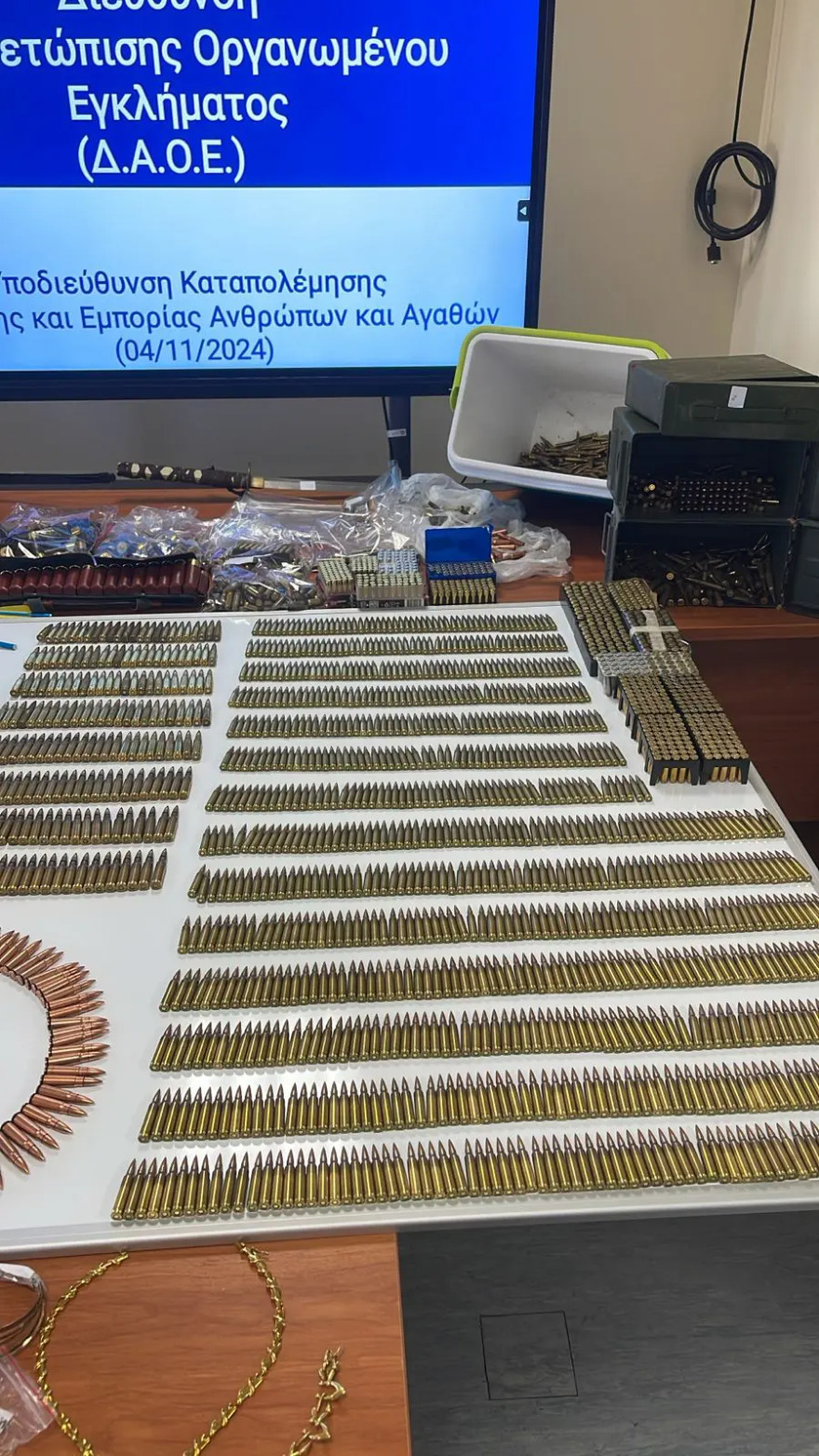 Βρέθηκε οπλοστάσιο στη Δυτική Αττική με αμμωνιοδυναμίτιδα, πυροκροτητές και αυτόματα - Δείτε φωτογραφίες