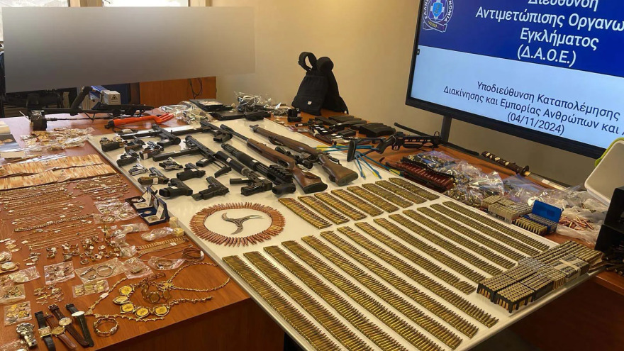 Βρέθηκε οπλοστάσιο στη Δυτική Αττική με αμμωνιοδυναμίτιδα, πυροκροτητές και αυτόματα - Δείτε φωτογραφίες
