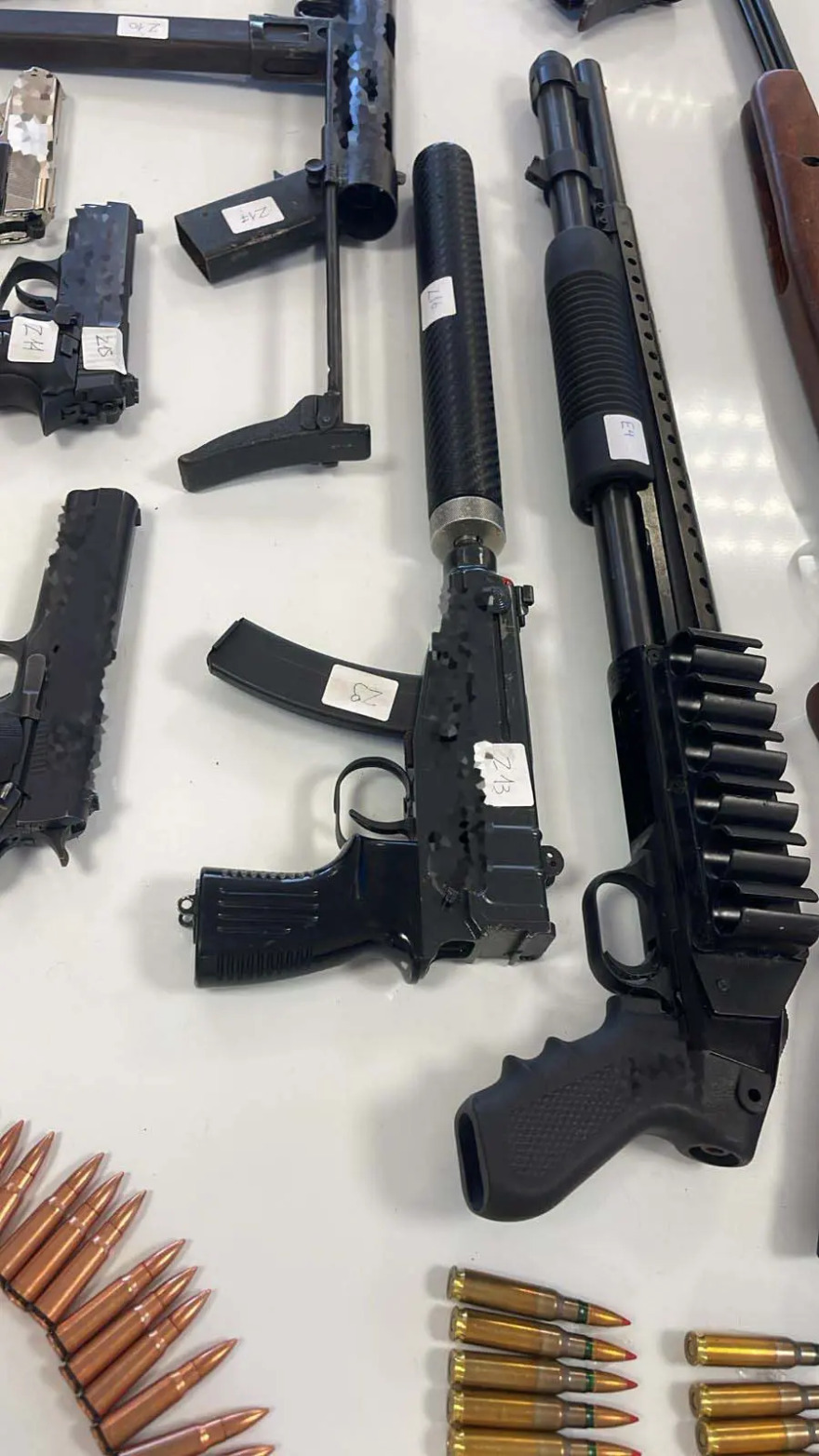 Βρέθηκε οπλοστάσιο στη Δυτική Αττική με αμμωνιοδυναμίτιδα, πυροκροτητές και αυτόματα - Δείτε φωτογραφίες