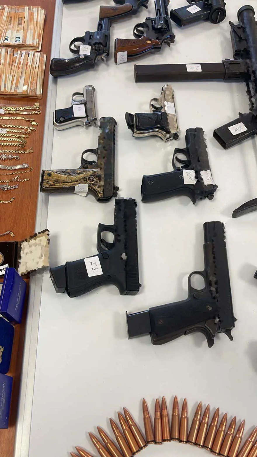 Βρέθηκε οπλοστάσιο στη Δυτική Αττική με αμμωνιοδυναμίτιδα, πυροκροτητές και αυτόματα - Δείτε φωτογραφίες