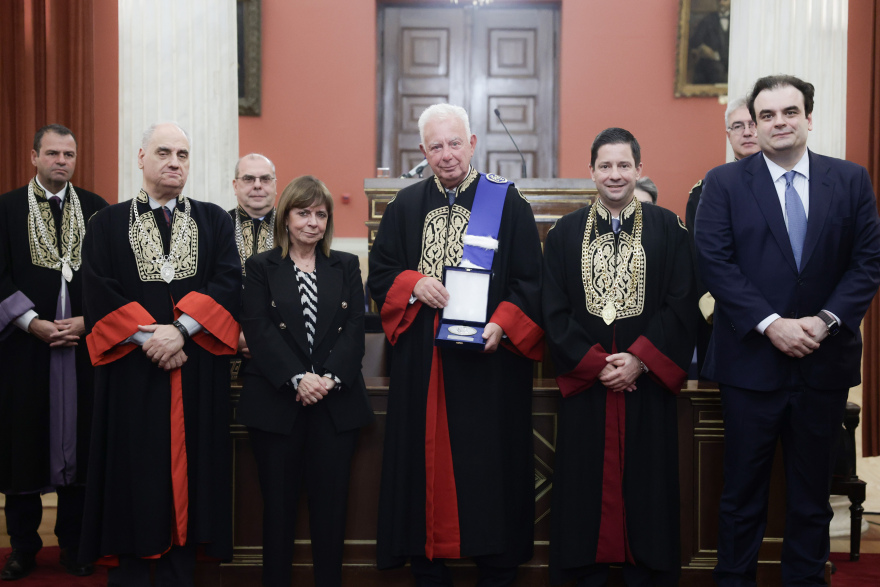 Επίτιμος διδάκτορας της Νομικής Σχολής του ΕΚΠΑ αναγορεύθηκε ο Παναγιώτης Πικραμμένος - Φωτογραφίες